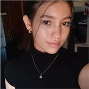 Profesora de inglés impartiendo clases a niños de todas las edades